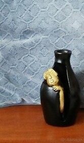 Umelecká váza čierna so zlatou postavičkou.