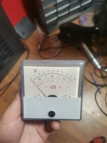 Analogovy voltmeter