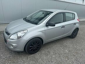 hyundai i20 1.2 benzin 2009 strieborna farba - 1