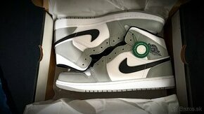 Jordan 1 Mid Light Smoke Grey