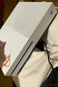 Xbox one s- 1TB, dva ovládače a hry fifa 19,21. - 1