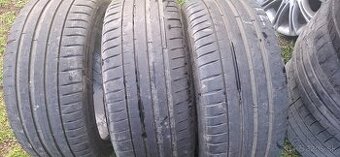 225/40 R18