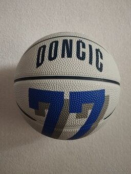 Mini basketbalová lopta Wilson Dallas Mavericks Luka Dončič