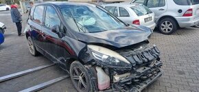 Lacno rozpredám Renault Scenic III 2009-2016 na náhradné die