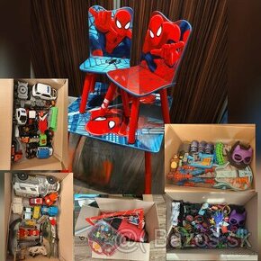 Balík hračiek + stôl a stoličky Spiderman