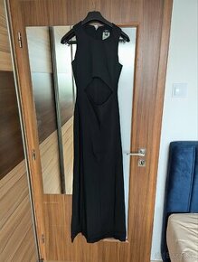 Čierne dlhé šaty s výstrihom pod prsiami