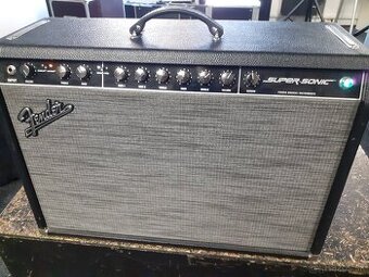 FENDER SUPER SONIC 60W, kombo s flight case na kolieskach