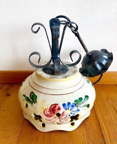 Stará kovaná lampa s porcelánem