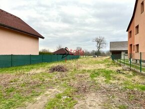 Rovinatý stavebný pozemok v obci Beluša - 1