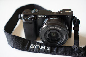 Sony Alpha A6000 a dva Sony objektívy