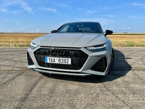 Audi RS7 / Model 2022 / Karbon-keramické brzdy / Šedá Nardo