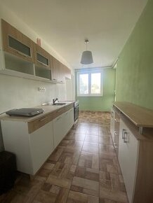 Na predaj veľký 72m2 byt 3-izb., balkón, 2 veľké pivnice, zá