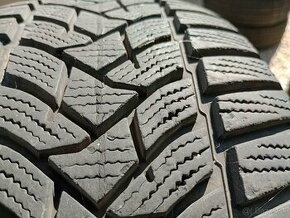 Predam 4ks pneu 205/60/r16 zimne 92H Dunlop