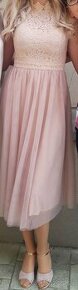 Elegantné šaty s čipkou a tylovou sukňou - 1