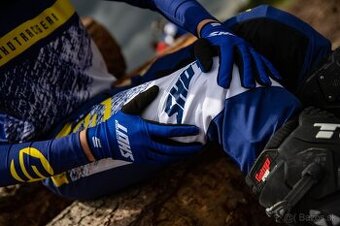 Predám shot komplet žlto modrý pre enduro, motocross