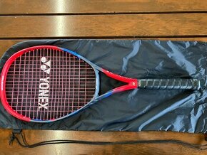 Yonex Vcore 100 tenisová raketa