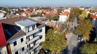 Priestraný 3-izbový tehlový byt s balkónom a terasou pri mes