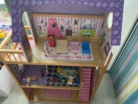 Drevený dom pre bábiky