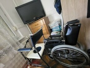 Invalidny vozik a mobilnu toaletu