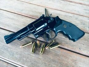 Revolver Smith & Wesson. 357 Magnum - 1