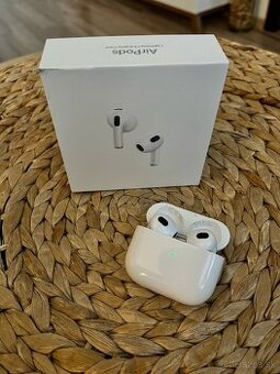 Apple AirPods (3. generácie) s Lightning s nabíjacím puzdrom