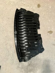 Mercedes E w213 kryt pod motor