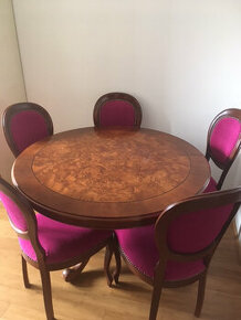 Stôl z masívu so stoličkami