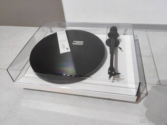 Pro-Ject Debut EVO s Karbónovým ramenom Ortofon OM 10