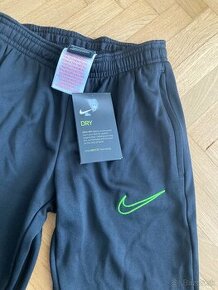 NIKE - Dry fit / junior, žena / ÚPLNE NOVÉ s visačkou