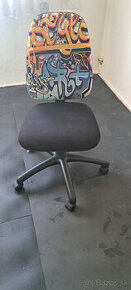 Destká stolička - grafitty