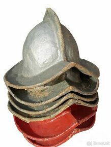 Staré papierové prilby pre zbrojnošov - Helmy pre stráž