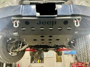 Kryt motora na Jeep WH/WK - 1