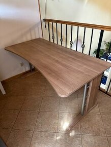 Predám tento drevený stôl na prácu, alebo pc