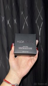 Huda Beauty púder