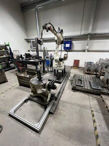 Svářecí robot s otočným a naklápěcím stolem OTC FD-V8L/FD11