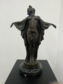 Szarožitná bronzová socha