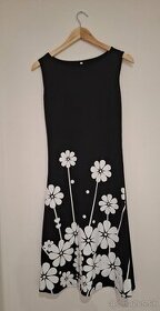 Čierne kvetinové šaty