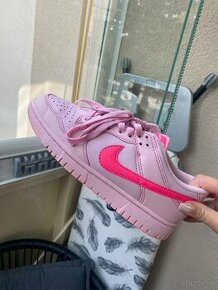 Nike dunk low triple pink