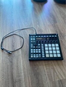 Maschine MK2 + instalacne CD + bohatá knižnica zvukov