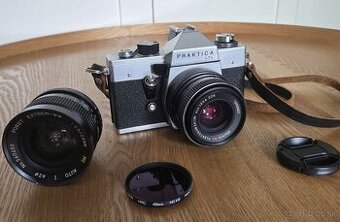 Kinofilmová Praktica s expozimetrom, 35mm a 24mm objektívmi - 1