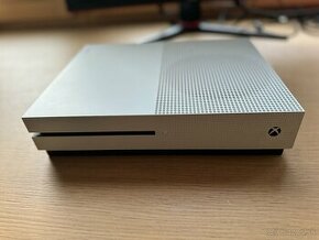 XBOX One S + Hry + Ovládač - 1