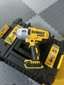 Razovy utahovak Dewalt 900