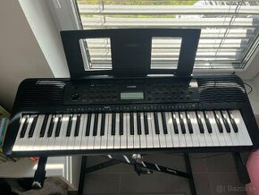 Yamaha PSR E273