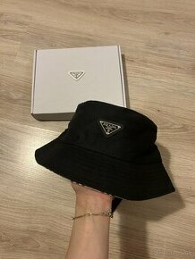 Prada čierny klobúk + biely box (PR1)