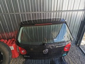 Kufor  zadná kapota vw golf 5