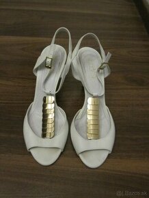 biele kozene sandale so zlatou ozdobou