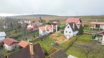 Váš kúsok prírody: Stavebný pozemok (393 m²) s chatkou v Baš