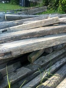 Staré drevo s krovu ,hranoly, trámy - 1