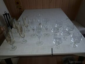 Stare vínové poháre na stopke