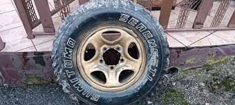 Predam pneu 235/75 r15 na diskoch 5x139,7